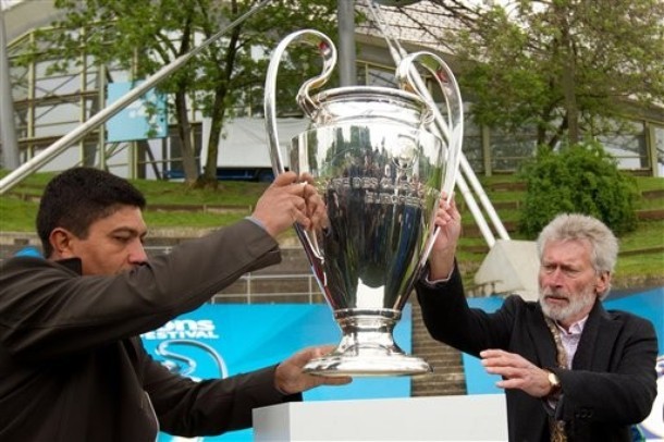 Các cựu danh thủ Bayern, Paul Breitner và Giovane Elber nâng chiếc cúp bạc dành cho nhà vô địch Champions League. Bayern của họ liệu có giành được phần thưởng này?